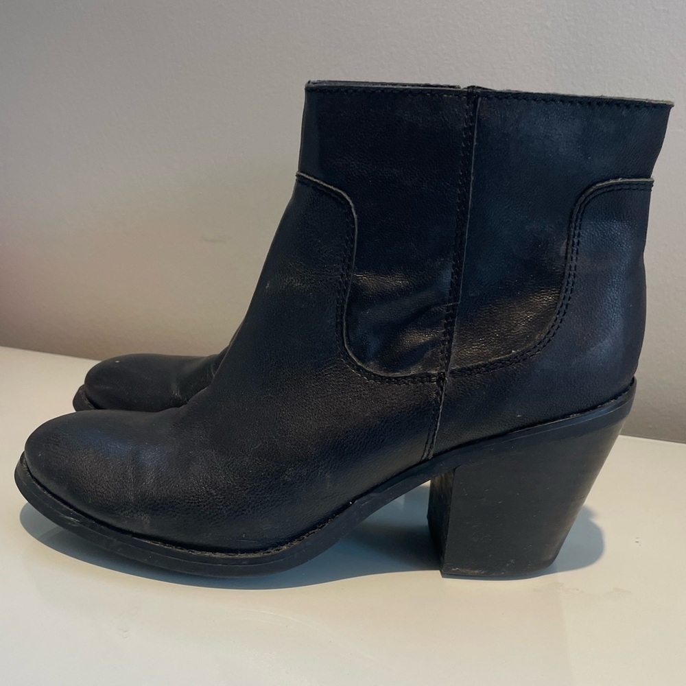 Seychelles black leather booties (in great condition)